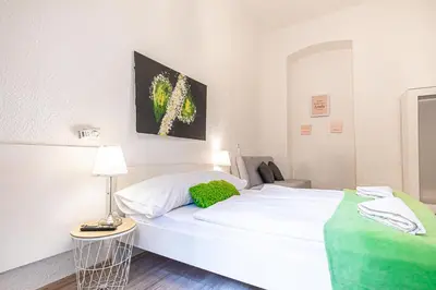 Ein Bett oder Betten in einem Zimmer der Unterkunft Simple Apt, with full kitchen Wiener Stadthalle