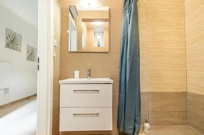 Ein Badezimmer in der Unterkunft Simple Apt, with full kitchen Wiener Stadthalle