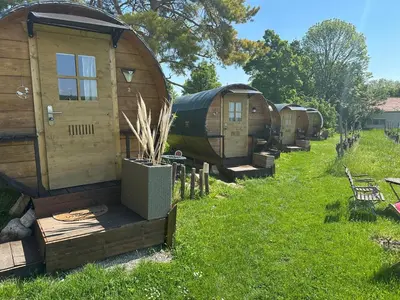 Ein Garten an der Unterkunft Schlaffass - Schlafen im Holzfass Thallern