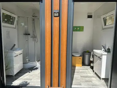 Ein Badezimmer in der Unterkunft Schlaffass - Schlafen im Holzfass Thallern