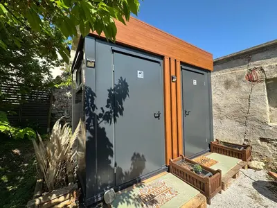 Das Gebäude in dem sich der Campingplatz befindet