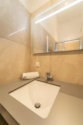 Ein Badezimmer in der Unterkunft josef's home I Maxi Apartment I near UNO, VIC