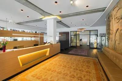 Ein Sitzbereich in der Unterkunft At the Park Hotel