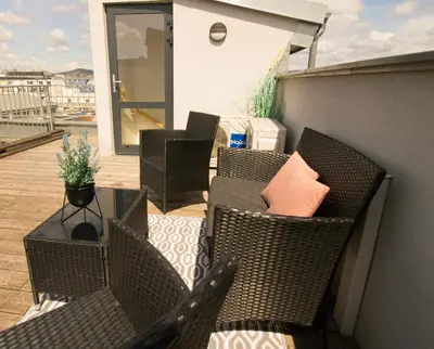 Ein Balkon oder eine Terrasse in der Unterkunft Wien Sky Loft l LF43