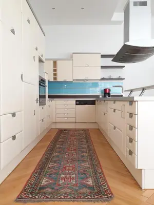 Küche/Küchenzeile in der Unterkunft Sunny and spacious apartment near city centre