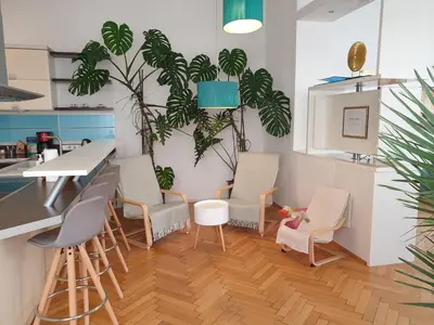 Küche/Küchenzeile in der Unterkunft Sunny and spacious apartment near city centre