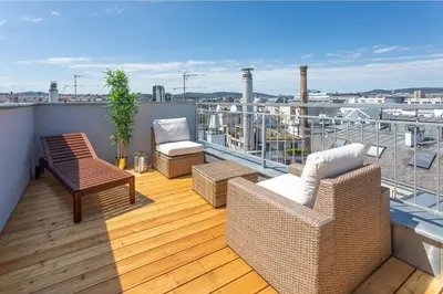 Ein Balkon oder eine Terrasse in der Unterkunft Skyline Aussicht l LF46