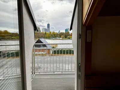 Ein Balkon oder eine Terrasse in der Unterkunft AJO Apartments - Alte Donau Lake or Garden View Balcony Studio - Self-Check-in