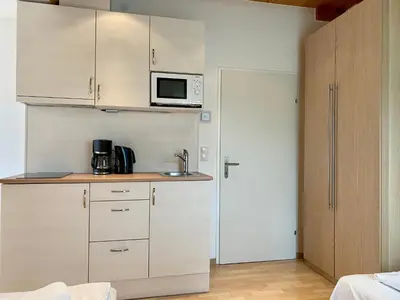 Küche/Küchenzeile in der Unterkunft AJO Apartments - Alte Donau Lake or Garden View Balcony Studio - Self-Check-in