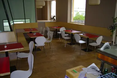 Ein Restaurant oder anderes Speiselokal in der Unterkunft Workbase Hostel