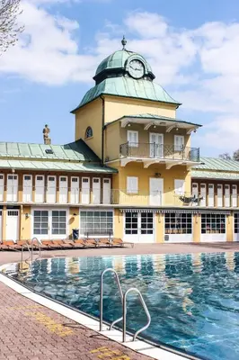 Der Swimmingpool an oder in der Nähe von Office Base Bad Vöslau MOTEL