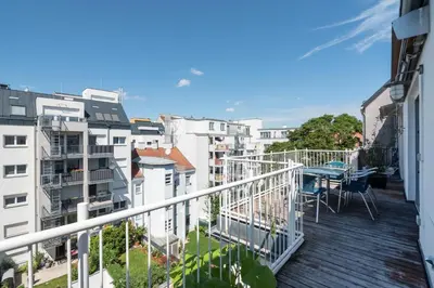 Ein Balkon oder eine Terrasse in der Unterkunft Vienna Roof Top Apartment with Terrace, Parking and AC