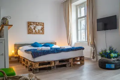 Ein Bett oder Betten in einem Zimmer der Unterkunft Elegant 1BR Apartment 3 Min from Rennweg Station