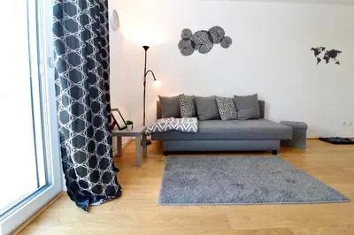 Ein Sitzbereich in der Unterkunft Modern Balcony Apartment with Pool close to Lake in 