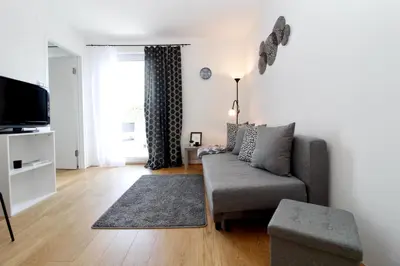 TV/Unterhaltungsangebot in der Unterkunft Modern Balcony Apartment with Pool close to Lake in 