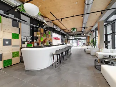 Ein Restaurant oder anderes Speiselokal in der Unterkunft DORMERO HoHo Wien