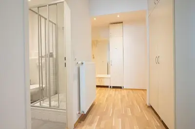 Ein Badezimmer in der Unterkunft Charming Apartment with Balcony, Close to Stephansdom Cathedral