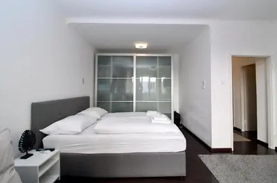 Ein Bett oder Betten in einem Zimmer der Unterkunft Balcony Apartment - Next to Opera