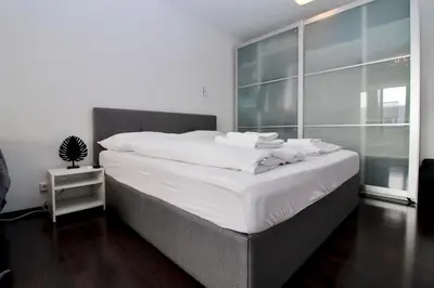 Ein Bett oder Betten in einem Zimmer der Unterkunft Balcony Apartment - Next to Opera