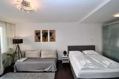 Ein Bett oder Betten in einem Zimmer der Unterkunft Balcony Apartment - Next to Opera