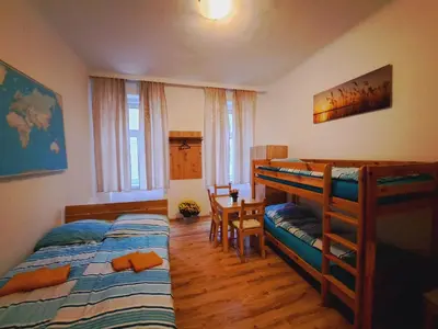 Ein Bett oder Betten in einem Zimmer der Unterkunft Astoria Central Appartement 10 minutes to downtown long term stay also possible