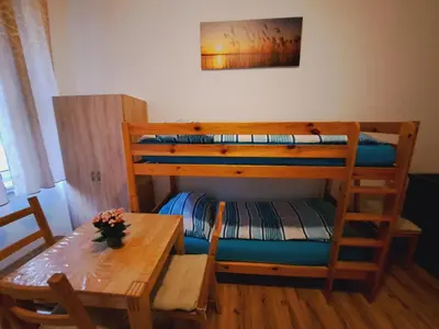 Ein Bett oder Betten in einem Zimmer der Unterkunft Astoria Central Appartement 10 minutes to downtown long term stay also possible