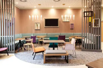 Ein Sitzbereich in der Unterkunft Hampton By Hilton Vienna Messe