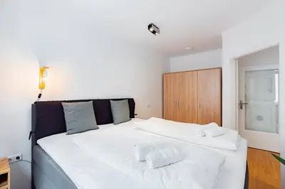 Ein Bett oder Betten in einem Zimmer der Unterkunft Newly-Renovated, Central City Apartment in the Heart of Vienna
