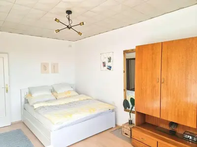 Ein Bett oder Betten in einem Zimmer der Unterkunft Central Vienna Suite - Authentic Comfort, Self Check-In, AC and Netflix