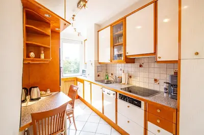 Küche/Küchenzeile in der Unterkunft Central Vienna Suite - Authentic Comfort, Self Check-In, AC and Netflix