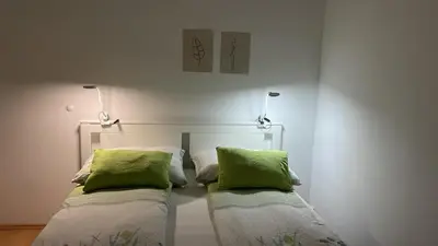 Ein Bett oder Betten in einem Zimmer der Unterkunft Central Vienna Suite - Authentic Comfort, Self Check-In, AC and Netflix