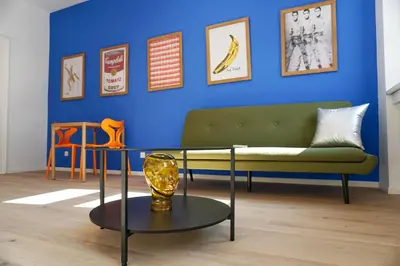 Ein Sitzbereich in der Unterkunft Vibrant Design Apartments - Full Kitchen - Wi-Fi - 18 Mins to City Centre