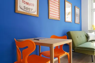 Ein Sitzbereich in der Unterkunft Vibrant Design Apartments - Full Kitchen - Wi-Fi - 18 Mins to City Centre