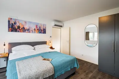 Ein Bett oder Betten in einem Zimmer der Unterkunft URBAN ISLAND I Riverside Apartments