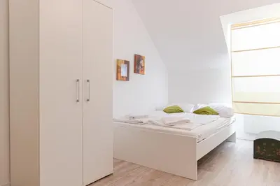 Ein Bett oder Betten in einem Zimmer der Unterkunft Cozy 2BR Apt, Steps to Belvedere & City Center