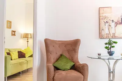 Ein Sitzbereich in der Unterkunft Cozy 2BR Apt, Steps to Belvedere & City Center