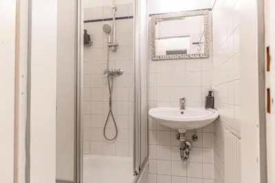 Ein Badezimmer in der Unterkunft Cozy 2BR Apt, Steps to Belvedere & City Center