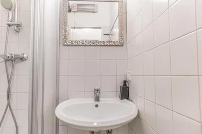 Ein Badezimmer in der Unterkunft Cozy 2BR Apt, Steps to Belvedere & City Center
