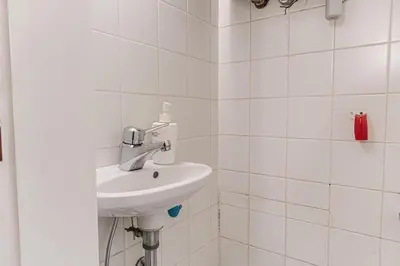 Ein Badezimmer in der Unterkunft Cozy 2BR Apt, Steps to Belvedere & City Center