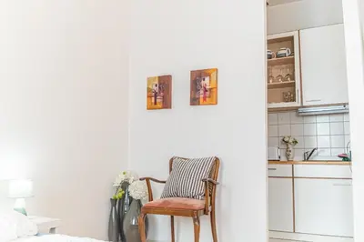 Küche/Küchenzeile in der Unterkunft Cozy 2BR Apt, Steps to Belvedere & City Center