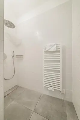Ein Badezimmer in der Unterkunft easy-flat Neustiftgasse - AC Studio Apartments near MuseumsQuartier