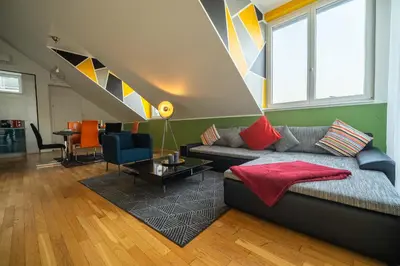 Ein Sitzbereich in der Unterkunft 3BR Apartment with Balcony near Naschmarkt City Center