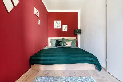 Ein Bett oder Betten in einem Zimmer der Unterkunft Colorful Apartment Facing Green Courtyard