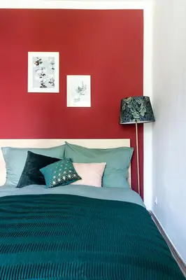 Ein Bett oder Betten in einem Zimmer der Unterkunft Colorful Apartment Facing Green Courtyard