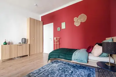 Ein Sitzbereich in der Unterkunft Colorful Apartment Facing Green Courtyard