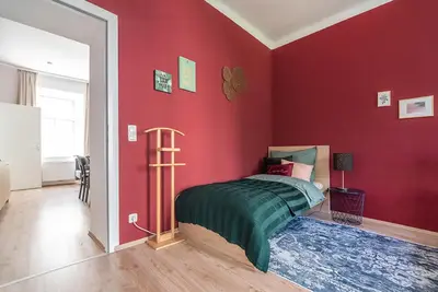 Ein Bett oder Betten in einem Zimmer der Unterkunft Colorful Apartment Facing Green Courtyard