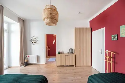 Grundriss der Unterkunft Colorful Apartment Facing Green Courtyard