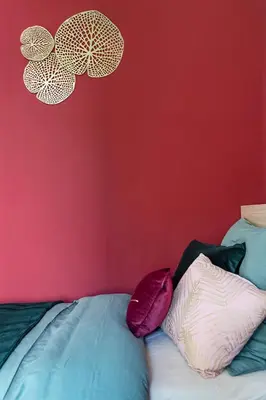 Ein Bett oder Betten in einem Zimmer der Unterkunft Colorful Apartment Facing Green Courtyard