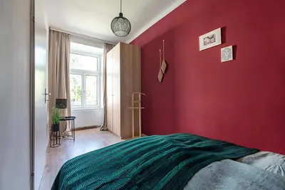 Ein Bett oder Betten in einem Zimmer der Unterkunft Colorful Apartment Facing Green Courtyard