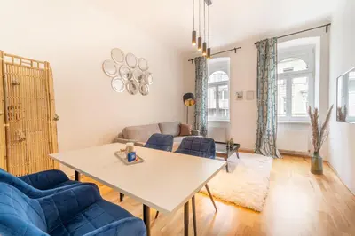 Ein Sitzbereich in der Unterkunft josef's home I Classic Apartment I UNO-City, VIC